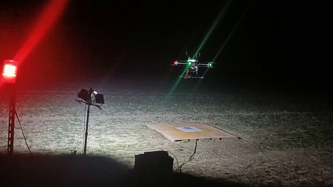 巡回を終えて充電ポートに帰還するロボットドローン