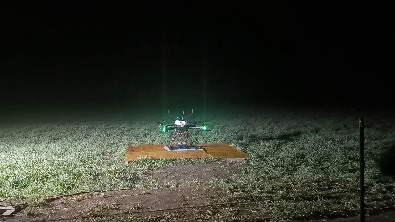 夜間、株式会社ビー・アンド・プラス開発の自動充電ポートから離陸するロボットドローン