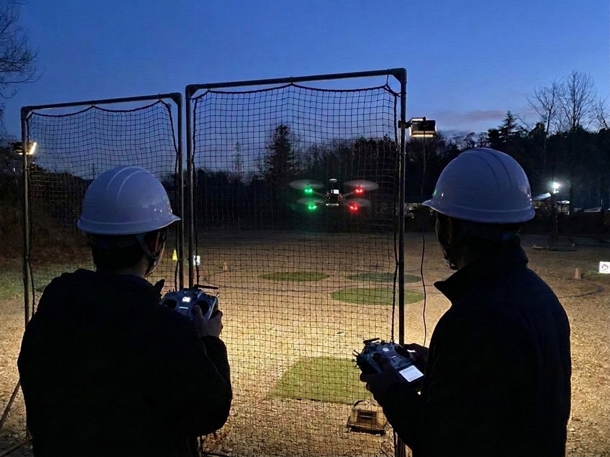 夜間に防護ネットの後ろから自社製の小型機体を操縦する限定解除講習のイメージ