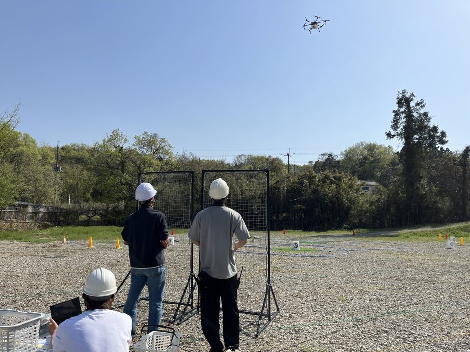 講師が受講生の横に付き、補助スタッフが記録を取りながら進める実技講習