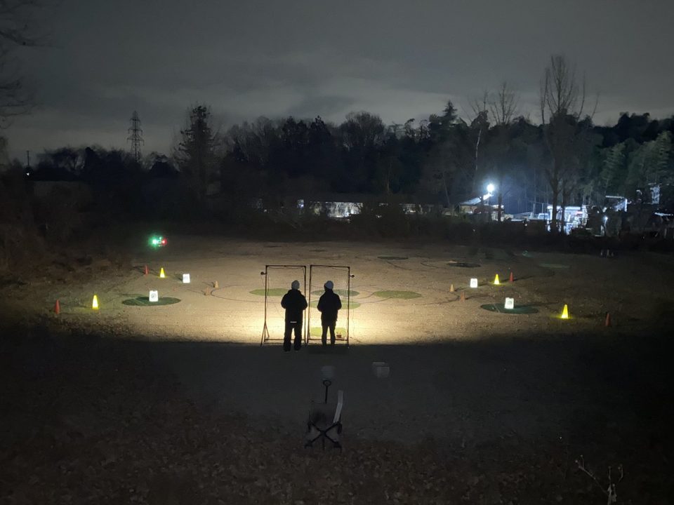 照明を使った夜間飛行の限定変更講習の様子