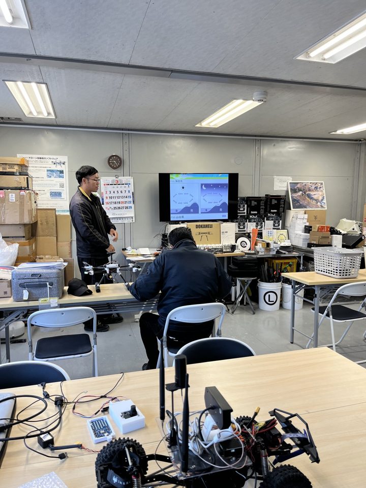 講師が前に立って進める対面の座学講習