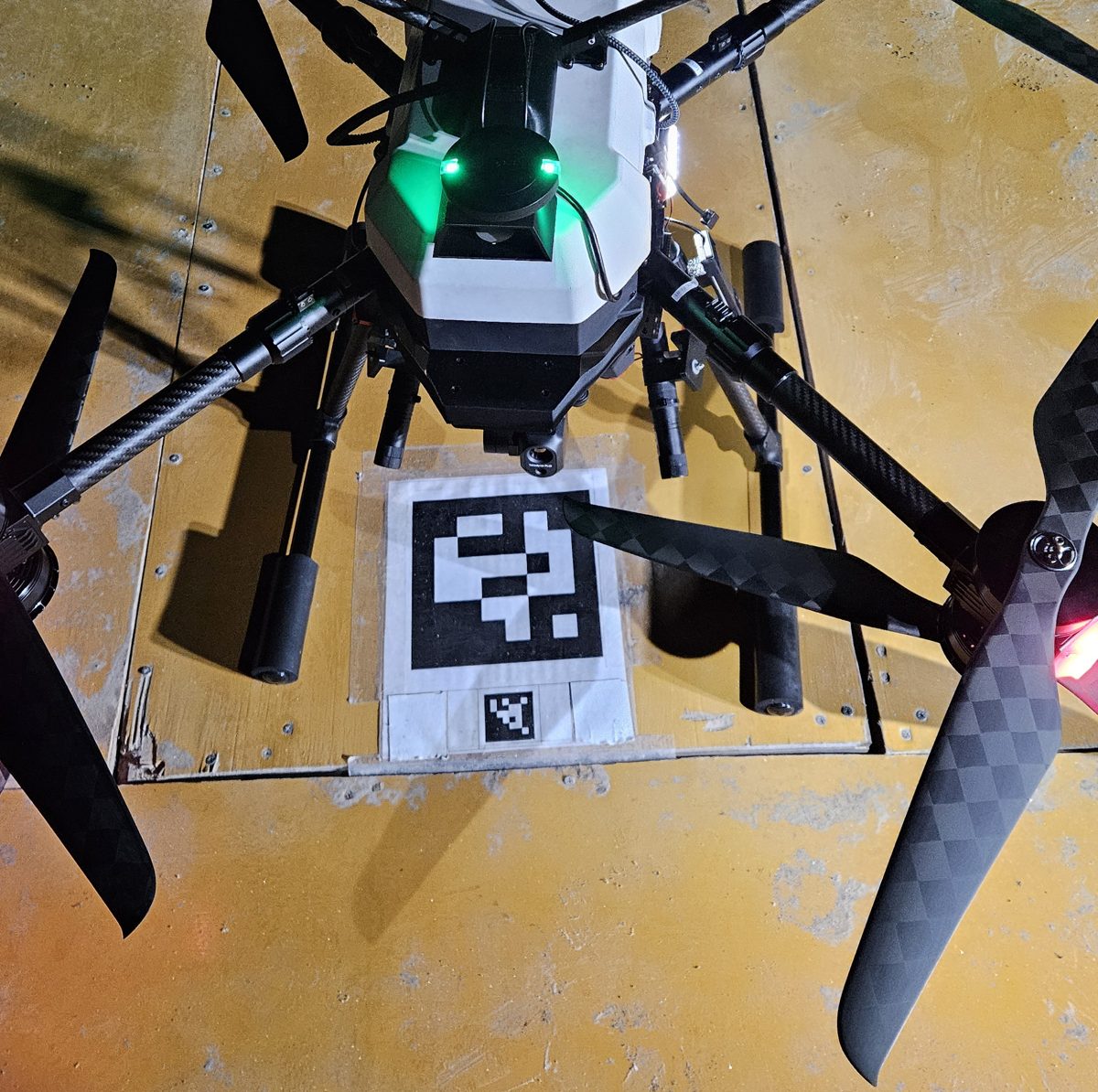 ArUcoマーカーの上に精密着陸したロボットドローン