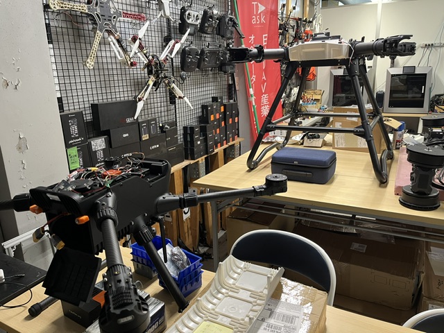工房で製作中の産業用ドローンの機体