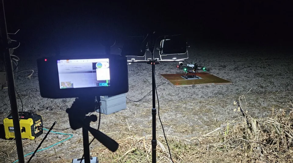 夜間の運用で、モニターの映像を見ながら安全を確かめているドローンの様子
